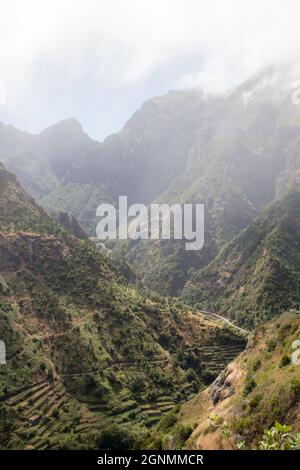 Montagnes pittoresques avec brouillard à l'île de Madère au Portugal Banque D'Images
