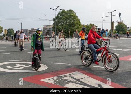 Laeken, région de Bruxelles-capitale, Belgique, Bruxelles - 09 24 2021: Personnes de tous âges conduisant le vélo et les moneWheels à la voiture libre dimanche Banque D'Images