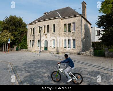 Evere, région de Bruxelles-capitale, Belgique - 20 09 2021: Enfants de tous les sexes et de toutes les cultures jouant devant la place de l'église Banque D'Images