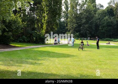 Evere, région de Bruxelles-capitale, Belgique - 20 09 2021: Familles avec de petits enfants jouant dans les champs verts du parc de la ville Banque D'Images