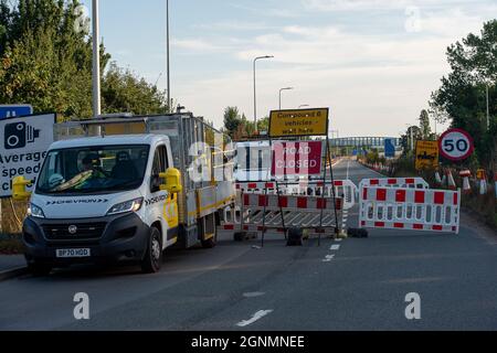 Cippenham, Royaume-Uni. 26 septembre 2021. La M4 a été refermée ce week-end dans les deux directions entre les jonctions 6 (Slough) et 8/9 (Maidenhead). La M4 est en cours de mise à niveau vers une autoroute numérique Smart All Lanes Running. De nombreux automobilistes qui détourneront de la M4 auront découvert que la plupart des stations-service le long de la route étaient à court d'essence aujourd'hui ou étaient en cours de rationnement. Crédit : Maureen McLean/Alay Live News Banque D'Images