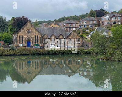 L'étang du moulin a été construit en 1771 par Sir Ricahrd Arkwright pour alimenter ses moulins du village en eau. Banque D'Images