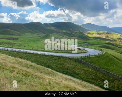 Une route sinueuse à travers la colline - image prise à MAM Tor à Edale Road, Derbyshire, Royaume-Uni Banque D'Images