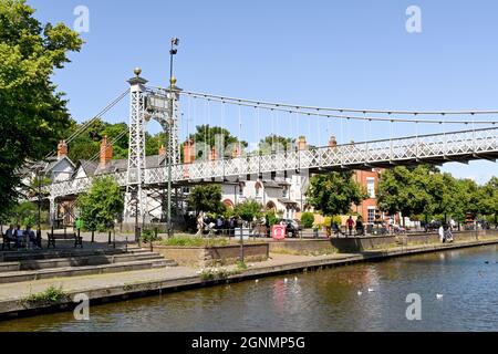 Chester, Angleterre - juillet 2021 : pont suspendu Queens Park Bridge 1923 au-dessus de la rivière Dee à Chester. Banque D'Images