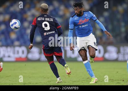 Naples, Italie. 26 septembre 2021. Balde Diao Keita de Cagliari Calcio et Andre Zambo Anguissa de SSC Napoli disputent le ballon lors de la série Un match de football 2021/2022 entre SSC Napoli et Cagliari Calcio au stade Diego Armando Maradona à Naples (Italie), le 26 septembre 2021. Photo Cesare Purini/Insidefoto crédit: Insidefoto srl/Alay Live News Banque D'Images