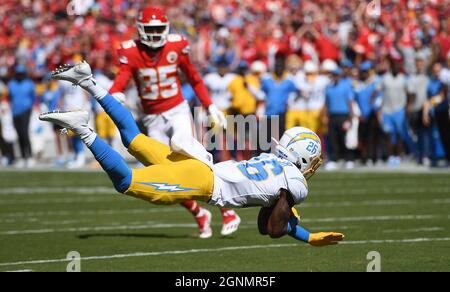 Kansas City, États-Unis. 26 septembre 2021. Marcus Kemp, grand receveur de Kansas City Chiefs (85), observe le cornerback des Chargers de Los Angeles Asante Samuel Jr. Intercepte un passage qui a glissé dans les mains de Kemp dans le premier trimestre au champ GEHA à l'Arrowhead Stadium, le dimanche 26 septembre 2021 à Kansas City, Missouri. (Photo de Jill Toyoshiba/The Kansas City Star/TNS/Sipa USA) crédit: SIPA USA/Alay Live News Banque D'Images