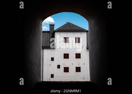 Les fenêtres du château de Turku offrent une vue à travers un trou à Turku, en Finlande Banque D'Images