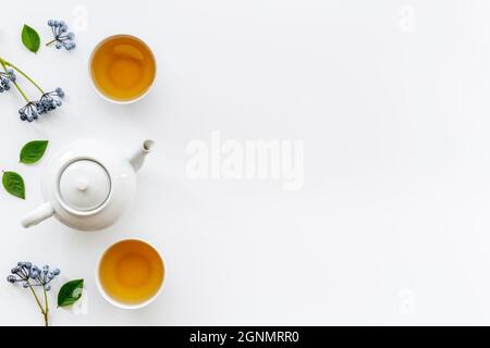 Deux tasses de thé avec théière blanche, vue du dessus Banque D'Images