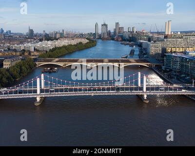 Chelsea Bridge en direction de Vauxhall Nine Elms et Pimlico, Tamise, Londres, Angleterre Banque D'Images