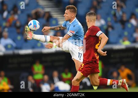 Rome, Italie. 26 septembre 2021. ROME, ITALIE - septembre 26 : Ciro immobile (L) de SS Lazio en action pendant la série Un match de football entre SS Lazio et AS Roma au Stadio Olimpico le 26 septembre 2021 à Rome, Italie crédit: Agence de photo indépendante/Alamy Live News Banque D'Images