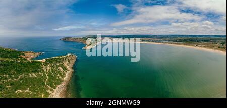 Vue aérienne sur le village et la baie de São Martinho do Porto, à l'ouest du Portugal Banque D'Images