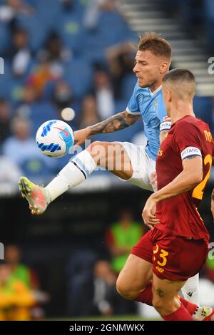 ROME, ITALIE - septembre 26 : Ciro immobile (L) de SS Lazio en action pendant la série Un match de football entre SS Lazio et AS Roma au Stadio Olimpico le 26,2021 septembre à Rome, Italie crédit: Live Media Publishing Group/Alamy Live News Banque D'Images