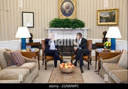 Le président Barack Obama rencontre le sénateur John McCain, dans le Bureau ovale, le 2 février 2011. (Photo officielle de la Maison Blanche par Pete Souza) cette photo officielle de la Maison Blanche est disponible uniquement pour publication par les organismes de presse et/ou pour impression personnelle par le(s) sujet(s) de la photo. La photographie ne peut être manipulée d'aucune manière et ne peut pas être utilisée dans des documents commerciaux ou politiques, des publicités, des courriels, des produits, des promotions qui, de quelque manière que ce soit, suggèrent l'approbation ou l'approbation du Président, de la première famille ou de la Maison Blanche. Banque D'Images