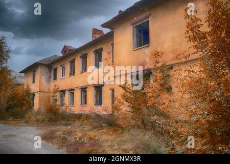 Les ruines d'un bâtiment détruit dans la ville. Ancien bâtiment abandonné en train de s'effondrer. Paysage avec les ruines des anciens bâtiments. Banque D'Images