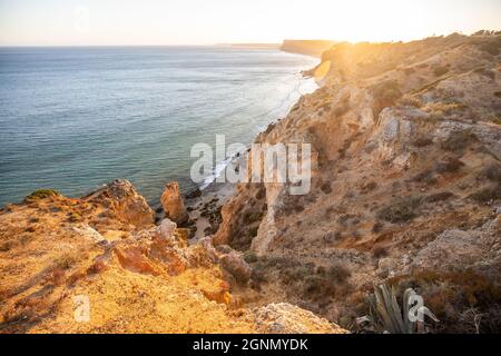 Vue imprenable sur Praia do Camilo à Lagos, Algarve Portugal pendant le lever du soleil.Rochers, falaises et formations dans l'océan.Trésor naturel Banque D'Images