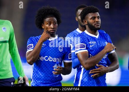 GENK, BELGIQUE - SEPTEMBRE 26 : Angelo Preciado de KRC Genk et Mark McKenzie de KRC Genk pendant le match Jupiler Pro League entre KRC Genk et RFC Seraing à Cegeka Arena le 26 septembre 2021 à Genk, Belgique (photo de Joris Verwijst/Orange Pictures) Banque D'Images