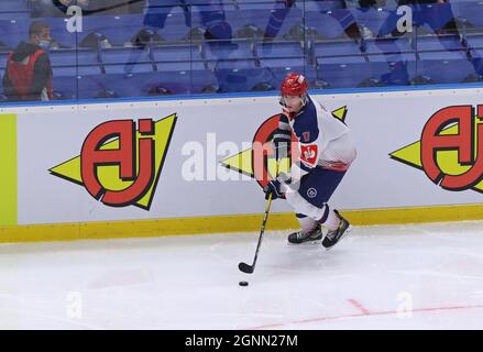 KIEV, UKRAINE - 3 SEPTEMBRE 2021 : Gustav Green de Rungsted Seier Capital contrôle un palet lors du match de la Ligue des champions de hockey contre HC Donbass au Palais des Sports de Kiev. Rungsted a gagné 3-2 Banque D'Images