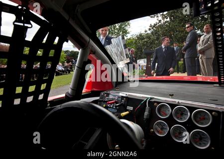 Le président Barack Obama regarde le trophée NASCAR Sprint Cup Series Championship lorsqu'il approche de la voiture de Tony Stewart lors d'un événement sur la pelouse sud de la Maison Blanche, le 17 avril 2012. Pilotes NASCAR Sprint Cup Series Tony Stewart, centre, Kyle Busch, et Ryan Newman, à droite, regardez à proximité. (Photo officielle de la Maison Blanche par Chuck Kennedy) cette photo officielle de la Maison Blanche est disponible uniquement pour publication par les organismes de presse et/ou pour impression personnelle par le(s) sujet(s) de la photo. La photographie ne peut pas être manipulée de quelque manière que ce soit et ne peut pas être utilisée à des fins commerciales ou po Banque D'Images