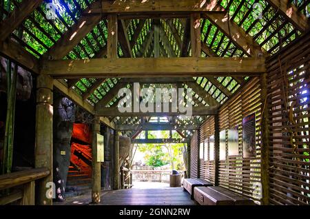 Un pont de pagode asiatique est photographié dans l'enceinte de Cat Country au zoo de Memphis, le 8 septembre 2015, à Memphis, Tennessee. Banque D'Images