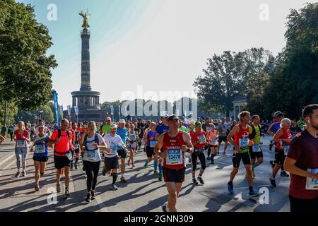 Berlin, Allemagne. 20 juillet 2021. Les participants participent à la course au MARATHON BMW DE BERLIN 2021 à la Bundesstrasse le 26 septembre 2021 à Berlin, en Allemagne. Le marathon a repris comme un événement de masse après un écart d'un an causé par une pandémie de coronavirus, bien que des précautions supplémentaires aient été prises pour assurer la sécurité des participants et du public. (Photo par Dominika Zarzycka/Sipa USA) crédit: SIPA USA/Alay Live News Banque D'Images