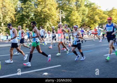 Berlin, Allemagne. 20 juillet 2021. Les participants participent à la course au MARATHON BMW DE BERLIN 2021 à la Bundesstrasse le 26 septembre 2021 à Berlin, en Allemagne. Le marathon a repris comme un événement de masse après un écart d'un an causé par une pandémie de coronavirus, bien que des précautions supplémentaires aient été prises pour assurer la sécurité des participants et du public. (Photo par Dominika Zarzycka/Sipa USA) crédit: SIPA USA/Alay Live News Banque D'Images