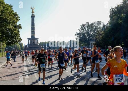 Berlin, Allemagne. 20 juillet 2021. Les participants participent à la course au MARATHON BMW DE BERLIN 2021 à la Bundesstrasse le 26 septembre 2021 à Berlin, en Allemagne. Le marathon a repris comme un événement de masse après un écart d'un an causé par une pandémie de coronavirus, bien que des précautions supplémentaires aient été prises pour assurer la sécurité des participants et du public. (Photo par Dominika Zarzycka/Sipa USA) crédit: SIPA USA/Alay Live News Banque D'Images