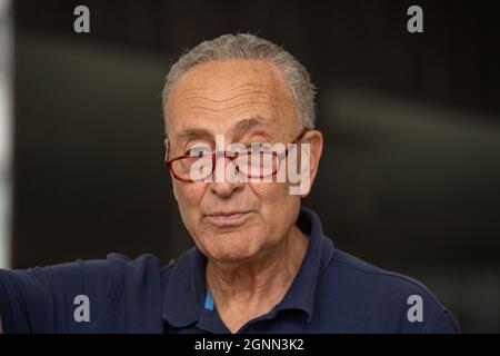 NEW YORK, NY – SEPTEMBRE 26 : le sénateur américain Chuck Schumer (D-NY), leader de la majorité au Sénat, prend la parole lors d'une conférence de presse le 26 septembre 2021 à New York. Avertissant que des centaines de milliers de New-Yorkais pourraient encore faire face à des évictions et à une dette écrasante, le sénateur américain Charles Schumer exhorte le Trésor américain à commencer à réallouer les dollars inutilisés d'un pot d'aide à la location fédéral de 25 milliards de dollars que Schumer a travaillé en droit aux États et aux villes qui en ont besoin, comme New York. Crédit : Ron Adar/Alay Live News Banque D'Images