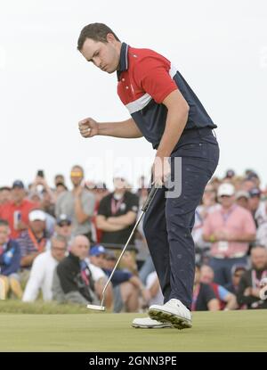 Kohler, États-Unis. 26 septembre 2021. Patrick Cantlay, de l'équipe des États-Unis, célèbre le naufrage de son putt pour remporter le 43e Ryder Cup du 15e trou au Whistling Straits le dimanche 26 septembre 2021 à Kohler, Wisconsin. Photo par Mark Black/UPI crédit: UPI/Alay Live News Banque D'Images