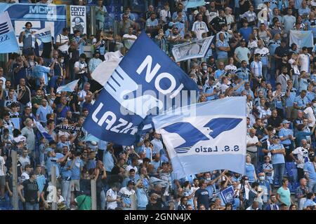 Rome, Latium. 26 septembre 2021. Lazio fans pendant la série Un match entre SS Lazio v AS Roma au stade Olimpico à Rome, Italie, 26 septembre 2021. Fotografo01 crédit: Agence de photo indépendante/Alamy Live News Banque D'Images