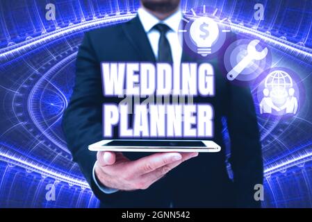 Panneau d'écriture à la main Planificateur de mariage. Internet concept quelqu'un qui planifie et organise des mariages comme un homme de profession dans le bureau Uniform Holding Tablet Banque D'Images