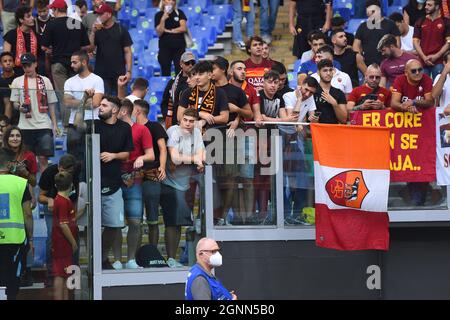 Rome, Latium. 26 septembre 2021. Les fans de Rome pendant la série Un match entre SS Lazio v AS Roma au stade Olimpico à Rome, Italie, 26 septembre 2021. Fotografo01 crédit: Agence de photo indépendante/Alamy Live News Banque D'Images