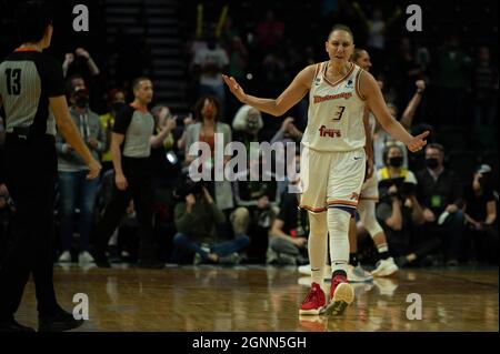 Diana Taurasi (3 Phoenix Mercury) s'est fâchée avec un appel lors du match de Playoff de la Womens National Basketball Association entre Seattle Storm et Phoenix Mercury à l'Angel of the Winds Arena à Everett, Washington. Banque D'Images