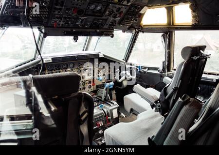 WERNIGERODE, ALLEMAGNE - 12 septembre 2021: Un gros plan des boutons de commande et des leviers dans un cockpit d'un avion exposé au Musée de l'aviation de Luftfahrt, nous Banque D'Images