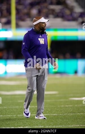 L'entraîneur-chef de Washington Huskies Jimmy Lake marche sur le terrain pendant le 4ème quart d'un match de football universitaire NCAA contre le California Golden be Banque D'Images