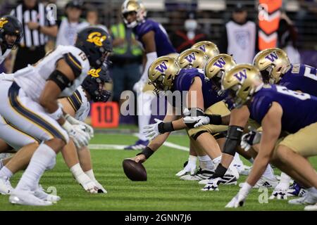 Washington Huskies l'offensive contre la défense des Golden Bears de Californie pendant le 4ème quart d'un match de football universitaire NCAA, samedi Septem Banque D'Images