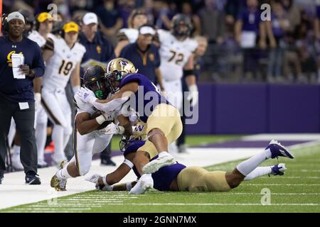 Washington Huskies défensive back Alex Cook (5) frappe California Golden Bears qui retourne Damien Moore (28) pour terminer la pièce pendant la 4e qua Banque D'Images