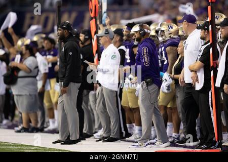 Jimmy Lake, entraîneur-chef de Washington Huskies, regarde sur le terrain pendant le 1er trimestre d'un match de football universitaire NCAA contre le California Golden be Banque D'Images