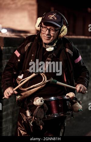 Londres, Angleterre, Royaume-Uni. 26 septembre 2021. HMP Wandsworth, Londres, Royaume-Uni, 26 septembre. Un batteur pendant la Free James Brown Vigil appelé par extinction Rebellion. James Brown, 56 ans, est le double médaillé d'or paralympique aveugle qui a grimpé au-dessus d'un avion et a collé sa main sur son toit en octobre 2019. Il protestait contre le projet du gouvernement britannique d'agrandir l'aéroport de London City et son inaction contre le changement climatique. Vendredi dernier, il a été condamné à douze mois d'emprisonnement. (Credit image: © Sabrina Merolla/ZUMA Press Wire) Banque D'Images
