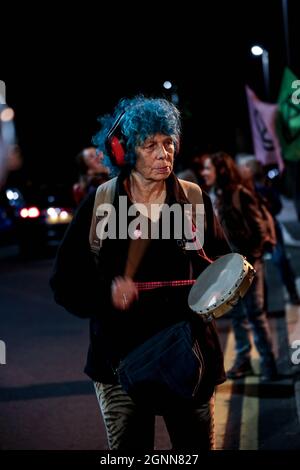 Londres, Angleterre, Royaume-Uni. 26 septembre 2021. HMP Wandsworth, Londres, Royaume-Uni, 26 septembre. Un batteur pendant la Free James Brown Vigil appelé par extinction Rebellion. James Brown, 56 ans, est le double médaillé d'or paralympique aveugle qui a grimpé au-dessus d'un avion et a collé sa main sur son toit en octobre 2019. Il protestait contre le projet du gouvernement britannique d'agrandir l'aéroport de London City et son inaction contre le changement climatique. Vendredi dernier, il a été condamné à douze mois d'emprisonnement. (Credit image: © Sabrina Merolla/ZUMA Press Wire) Banque D'Images