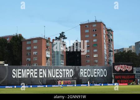 Madrid, Espagne; 09.26.2021.- le quartier de Vallecas a un petit stade et des bâtiments voisins il est possible de regarder les jeux depuis les fenêtres. Rayo Vallecano contre Cadix Spanish le match de football de la Liga a eu lieu au stade Rayo Vallecano le jour de match 7. Rayo Vallecano joueur Cadix score final 3-1 gagne Rayo Vallecano. Photo: Juan Carlos Rojas/Picture Alliance Banque D'Images