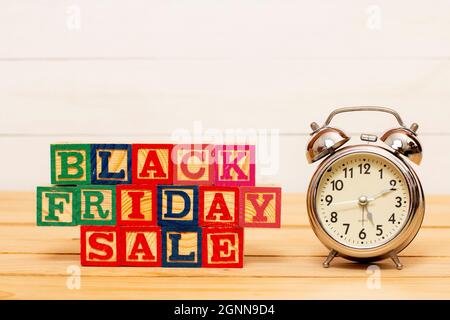 SPECTACULAIRE CONCEPT DU VENDREDI NOIR ET DES VENTES AVEC DES CUBES EN BOIS ET AVEC SURFACE EN BOIS AVEC L'ANCIEN RÉVEIL. Banque D'Images
