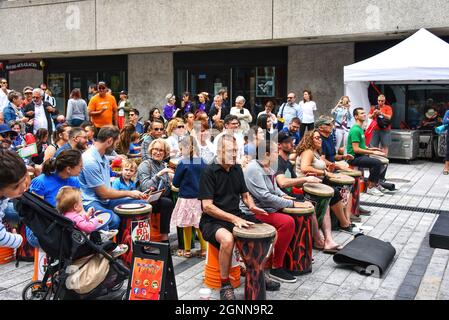 Montréal, Canada - le 10 août 2019 : séance de tambour extérieur Baratanga sur la rue Saint Catherine. Banque D'Images