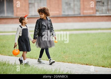 Portrait complet de deux sœurs trick ou se traiter ensemble sur Halloween, espace de copie Banque D'Images