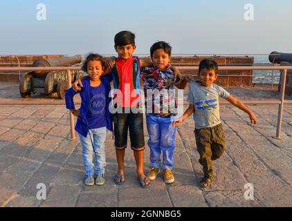 Jodhpur, Inde - 7 novembre 2017. Enfants jouant au fort Mehrangarh à Jodhpur, Inde. Construit au XVe siècle, le fort est aujourd'hui une destination populaire Banque D'Images