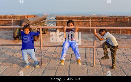 Jodhpur, Inde - 7 novembre 2017. Enfants jouant au fort Mehrangarh à Jodhpur, Inde. Construit au XVe siècle, le fort est aujourd'hui une destination populaire Banque D'Images