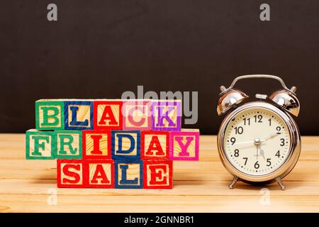 SPECTACULAIRE CONCEPT DU VENDREDI NOIR ET DES VENTES AVEC DES CUBES EN BOIS ET AVEC SURFACE EN BOIS AVEC L'ANCIEN RÉVEIL. Banque D'Images