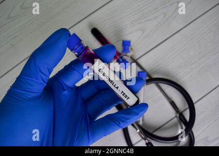 Legionella - Test avec un échantillon de sang. Vue de dessus isolée sur le bureau. Concept de santé ou de médecine Banque D'Images