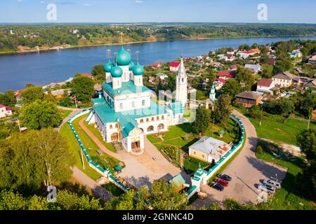 Vue aérienne de la cathédrale de Résurrection de Tutayev et de la Volga en été, Russie Banque D'Images