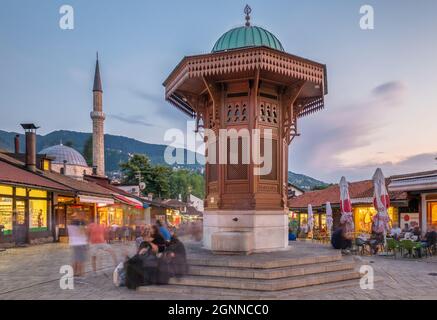 Place Bascarsija avec fontaine en bois Sebilj dans la vieille ville de Sarajevo En BiH Banque D'Images