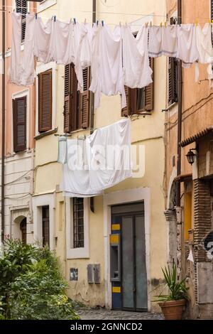 Rue étroite confortable avec buanderie sèche dans le quartier de Trastevere, Rome, Italie Banque D'Images